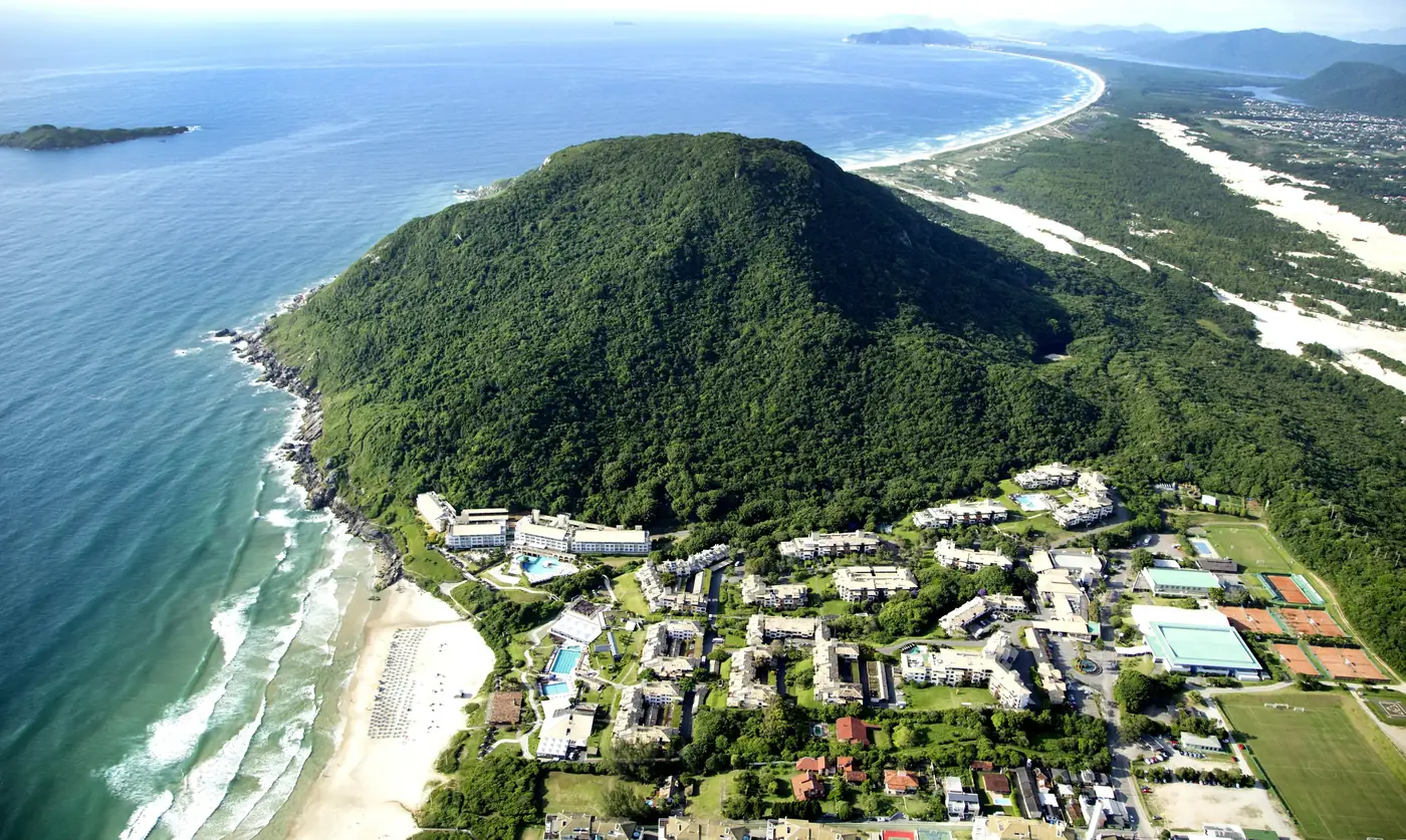 Vista aérea do Costão do Santinho e da Praia do Santinho