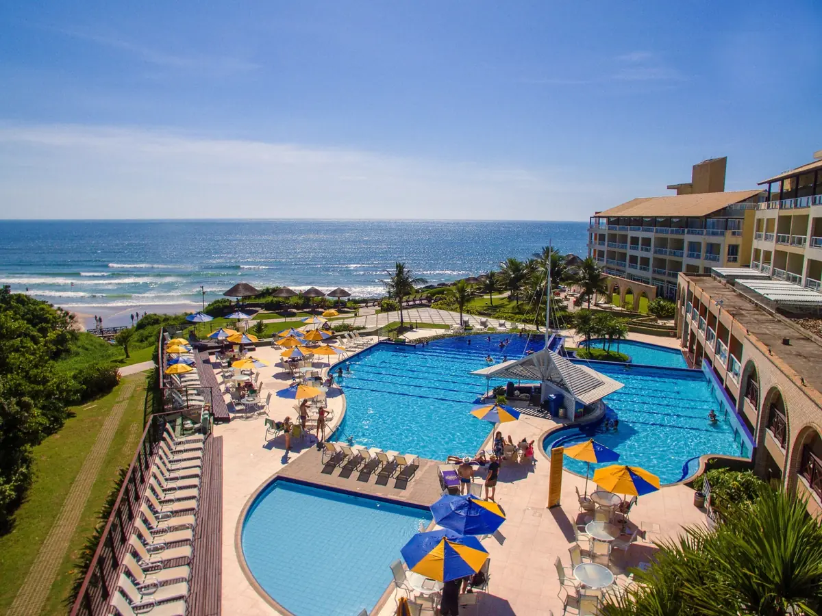 Piscinas do Costão do Santinho com vista para o mar